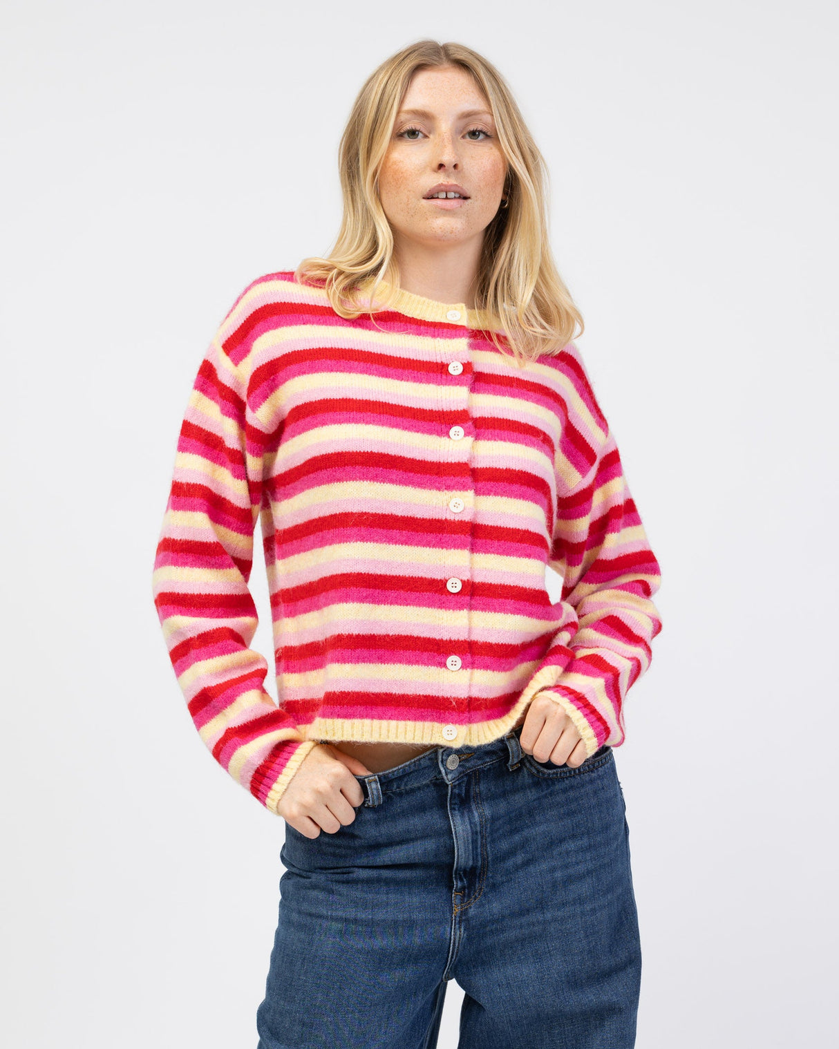 Gestreifte Strickjacke mit Rundhalsausschnitt