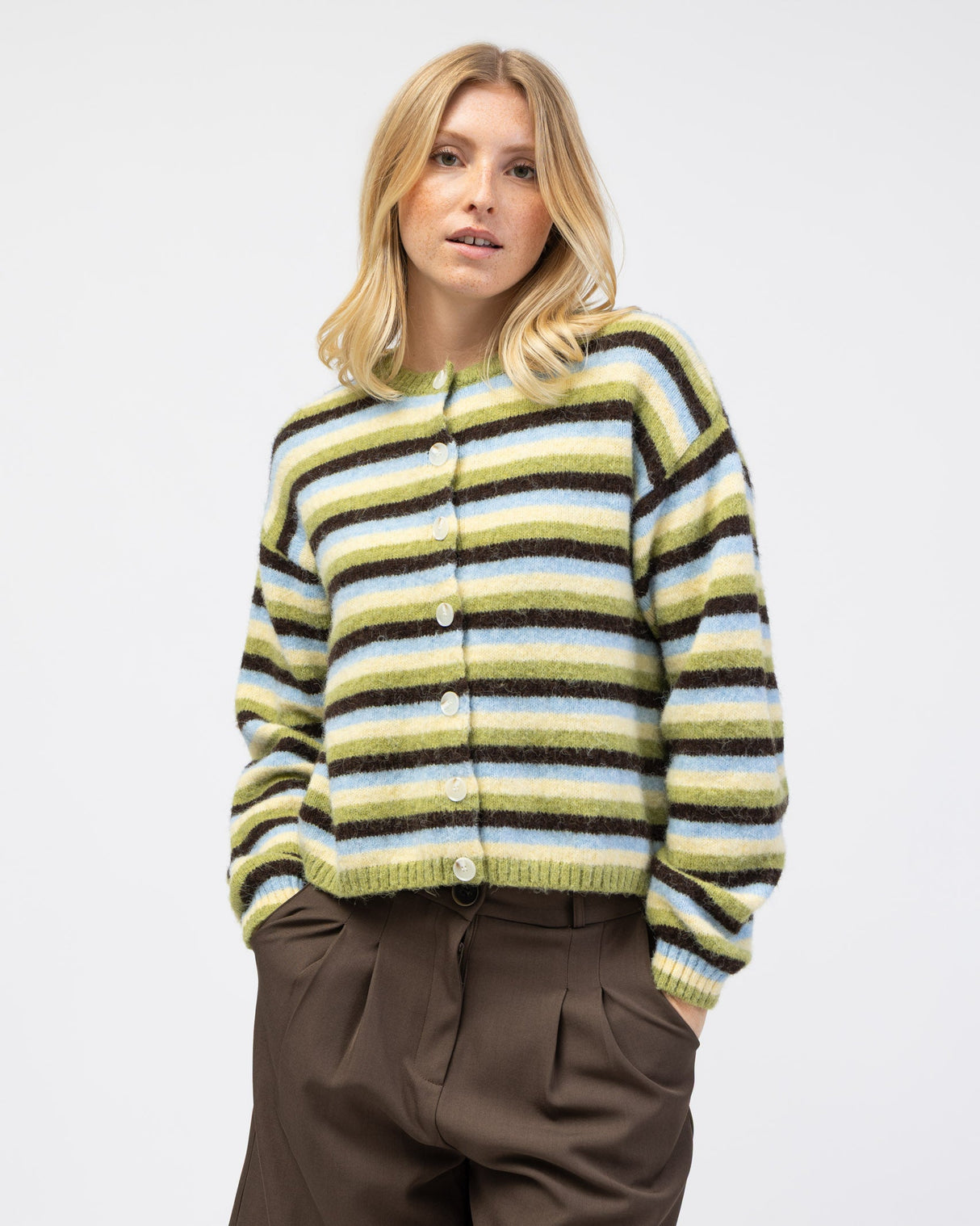 Gestreifte Strickjacke mit Rundhalsausschnitt